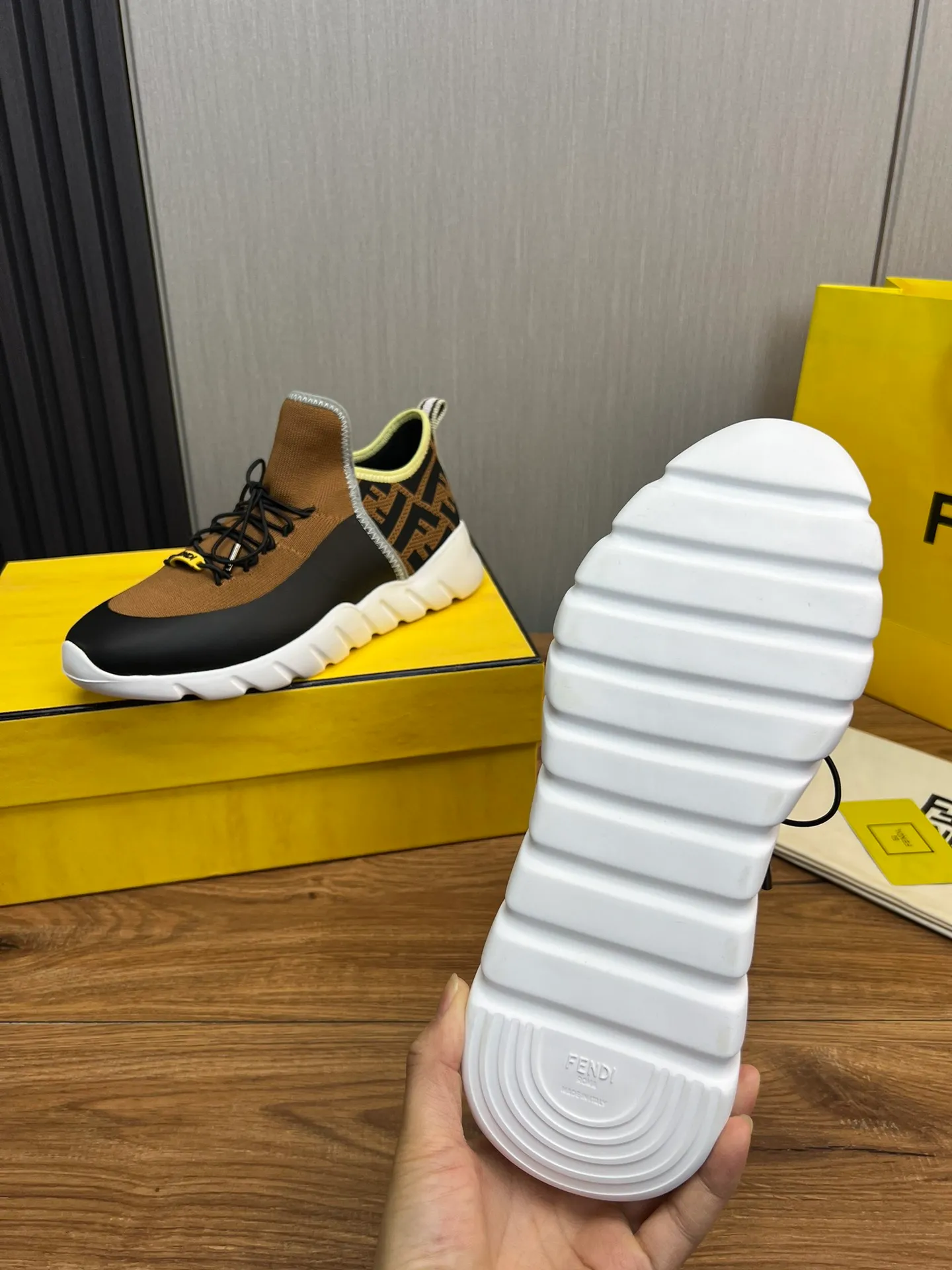 Men's shoes💰680💰 ＦＥＮＤＩ. Fendi🔍Top purchasing agent🇮🇹 The new and popular counter of the popular street boy monster has original factory configuration, original fly-knit fabric imported from Italy, high-quality printing technology, imported water-dyed cowhide with breathable mesh lining, breathable and comfortable, soles: original factory special soles are super comfortable, original factory single goods 🔍high quality, you can enter and leave the counter at will, welcome to compare, code number 39-44 (can be ordered 38.45.46)